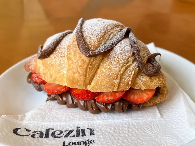 Croissant artesanal com Nutella e Morangos do Cafézin Lounge